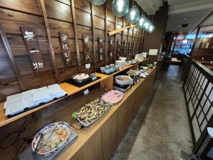 una linea a buffet in un ristorante con piatti di cucina di Hotel Alpha-One Onomichi a Onomichi
