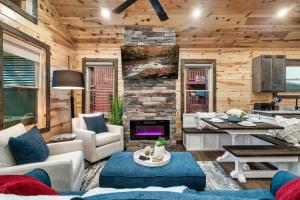 uma sala de estar com lareira num chalé de madeira em Cozy Family Cabin w/ Hot Tub in Sevierville em Sevierville