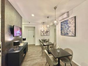 ein Esszimmer mit 2 Tischen und Stühlen in der Unterkunft Bed & Breakfast Donji Grad in Zagreb