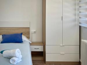 - une chambre avec un lit et des serviettes dans l'établissement Jean XXIII by ARoom - Casa con patio privado, à León