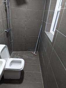 ロンドンにあるMile End Roomsのバスルーム(トイレ、洗面台付)、窓が備わります。