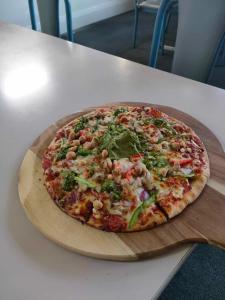 una pizza sentada sobre una mesa en Kandos Hotel en Kandos