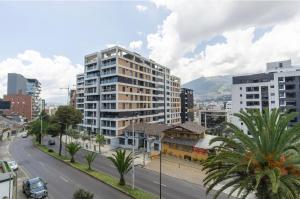 a view of a city with buildings and a street at Exclusivo alojamiento, excelente vista y ubicación in Quito