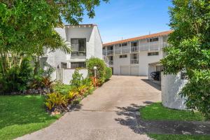 an apartment building with a driveway in front of it at La Costa Del Sol in Marcoola