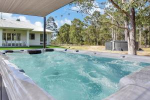 Bazén v ubytování Tranquil Vista Luxury Estate - Your Ultimate Weekend Haven nebo v jeho okolí