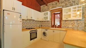 Kuchyň nebo kuchyňský kout v ubytování Villa Serena