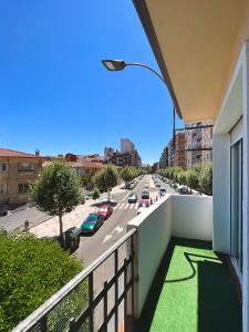 Elle comprend un balcon offrant une vue sur une rue de la ville. dans l'établissement Jean XXIII by ARoom - Casa con patio privado, à León
