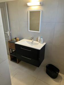 Phòng tắm tại Villa Quenette au François