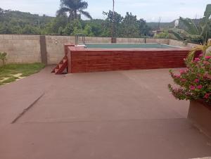 una piscina con un muro de retención de ladrillos y una piscina en Aparta Hotel Vista Verde#3, en Santa Bárbara de Samaná