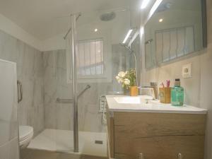 Un baño con ducha, lavabo e inodoro. en Villa des Arts, en Draguignan 17 fotos más