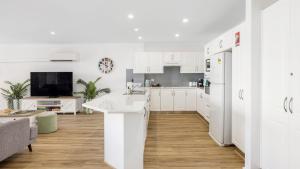 Kuchyň nebo kuchyňský kout v ubytování Nelson Bay CBD Apartment No 41 Nelson Towers
