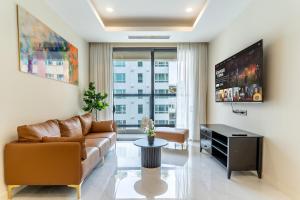 una sala de estar con un sofá y una mesa en DeLux Best Central D1,3Bedrooms,2 Bath,Pool,Gym, en Ho Chi Minh