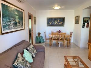 ein Wohnzimmer mit einem Sofa und einem Tisch in der Unterkunft MIAMI Playa de Gandía - Alquiler solo familias in Playa de Gandia