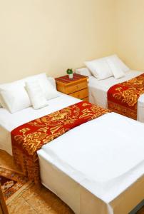 um quarto com duas camas e uma mesa em Majido Hotel em Wadi Musa