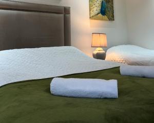 sypialnia z 2 łóżkami i poduszką na podłodze w obiekcie London Central Budget Rooms w Londynie