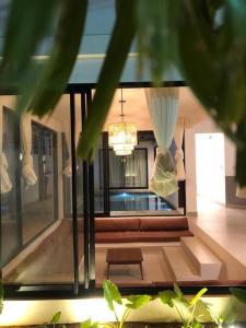 サン・ミゲル・ド・ゴストーゾにあるCasa Madáのソファとシャンデリアのあるリビングルーム