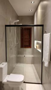 サン・ミゲル・ド・ゴストーゾにあるCasa Madáのガラス張りのシャワーとトイレ付きのバスルーム +10枚の写真