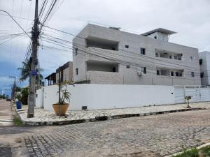 un edificio blanco al lado de una calle en Bessa 102, en João Pessoa