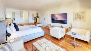 TV a/nebo společenská místnost v ubytování The Madsen Boutique Hotel