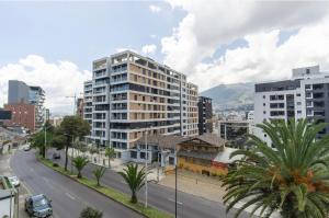 vistas a una ciudad con edificios y una calle en Luxury suite in Quito, en Quito