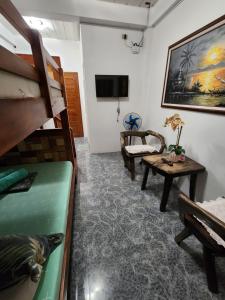 Cette chambre comprend 2 lits superposés et une télévision. dans l'établissement ASHBURN'S TRANSIENT Bauang La Union - MOTORCYCLE PARKING ONLY, à Lossoc