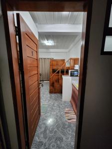 Cette chambre dispose d'un couloir avec une porte et un escalier. dans l'établissement ASHBURN'S TRANSIENT Bauang La Union - MOTORCYCLE PARKING ONLY, à Lossoc
