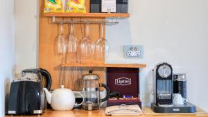 Příslušenství pro přípravu čaje a kávy v ubytování The Madsen Boutique Hotel