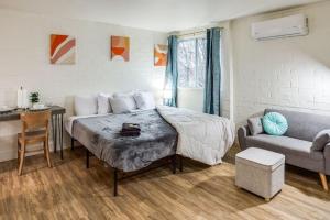 Ένα ή περισσότερα κρεβάτια σε δωμάτιο στο Studio w/ King Bed near Dwtn