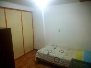 małą sypialnię z łóżkiem i szafą w obiekcie Oaxaca's treasures w mieście San Felipe del Agua
