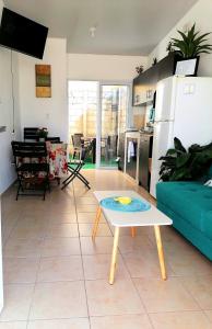 聖塔安娜的住宿－Nenes Relax Home，客厅配有绿色沙发和桌子