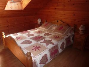 ein Schlafzimmer mit einem Bett in einer Hütte in der Unterkunft Gîte Le Menil, 5 pièces, 5 personnes - FR-1-589-107 in Le Ménil