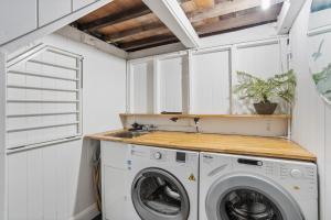 lavadero con lavadora y secadora en Tranquil 2-Bed Family Home with Deck Among Trees, en Brisbane