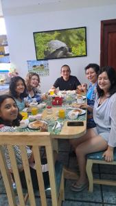 een groep mensen die rond een tafel zitten bij Galarous island in Puerto Ayora