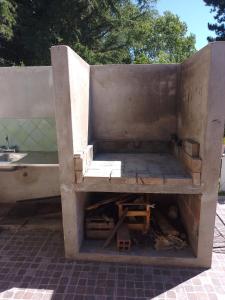 uma casa de banho em betão com um lavatório e uma banheira em EL TERO em Sierra de los Padres