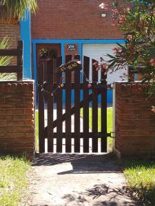 una puerta negra delante de una casa en EL TERO en Sierra de los Padres