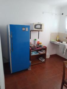 uma cozinha com um frigorífico azul num quarto em EL TERO em Sierra de los Padres