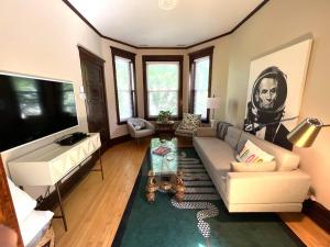 sala de estar con sofá y mesa en Irving Park/Avondale updated vintage top unit 2-flat, en Chicago