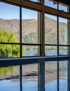 una piscina de agua con montañas en el fondo en Marina Terrace, Wanaka, en Wanaka