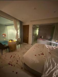 een slaapkamer met een bed met bloed op de vloer bij شاليهات درة بارك الشقيق in Ash Shuqayq