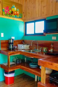 cocina con fregadero y encimeras de madera en Cabaña Indira, en Monteverde