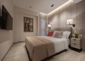 1 dormitorio con 1 cama grande y TV en Le Grove Serviced Residences, en Singapur