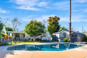 uma villa com uma piscina e uma casa em King Suite, Kid Friendly, w/ Pool & Basketball! em Los Angeles