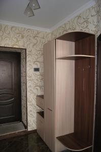 イヴァーノ・フランキーウシクにあるDaily rent Apartments 5の暖炉付きの部屋の木製キャビネット