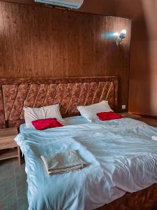 Un pat sau paturi într-o cameră la Sama Wadi Rum
