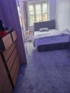 Un pat sau paturi într-o cameră la Big double room with bathroom in 2 bedroom flat kitchen is shared