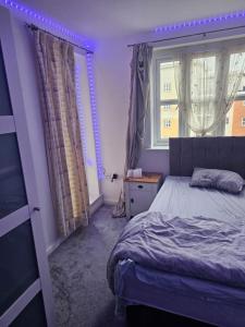 1 dormitorio con cama y ventana en Big double room with bathroom in 2 bedroom flat kitchen is shared, en Harrow on the Hill