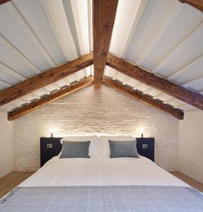 1 dormitorio con 1 cama blanca grande y 2 almohadas en Palazzina RIVA, en Venecia
