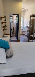 sypialnia z dużym białym łóżkiem w pokoju w obiekcie Flat 131 - Point do Canto w mieście Rio Acima
