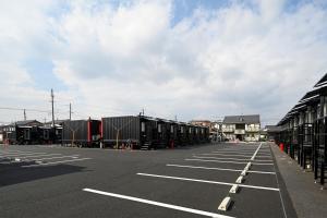 un estacionamiento con un montón de coches en HOTEL R9 The Yard 倉敷 en Kurashiki