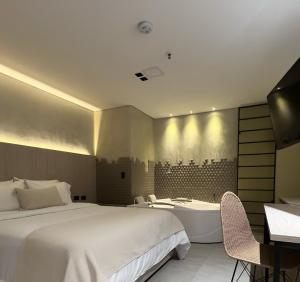 Una cama o camas en una habitación de Sonata 44 Hotel Laureles